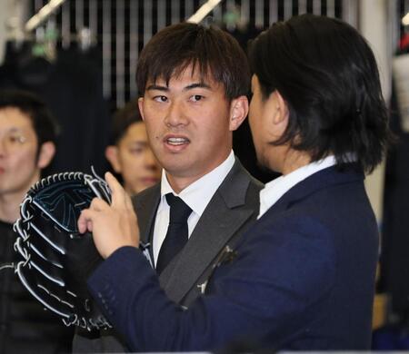 　今永と話をする桐敷（撮影・田中太一）