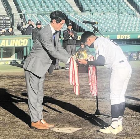 　タイガースカップの表彰式にプレゼンターとして出席した高寺