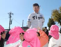 　子どもたちと交流する岩崎（撮影・石井剣太郎）