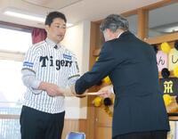 　関係者から感謝状を受け取る岩崎（左）＝撮影・石井剣太郎