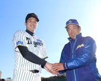 　須磨翔風・中尾修監督と握手を交わす才木（左）＝撮影・北村雅宏