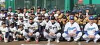　野球少年たちと写真に納まる（前列左から）三菱重工Ｗｅｓｔ・北條、才木、福、金丸（撮影・北村雅宏）