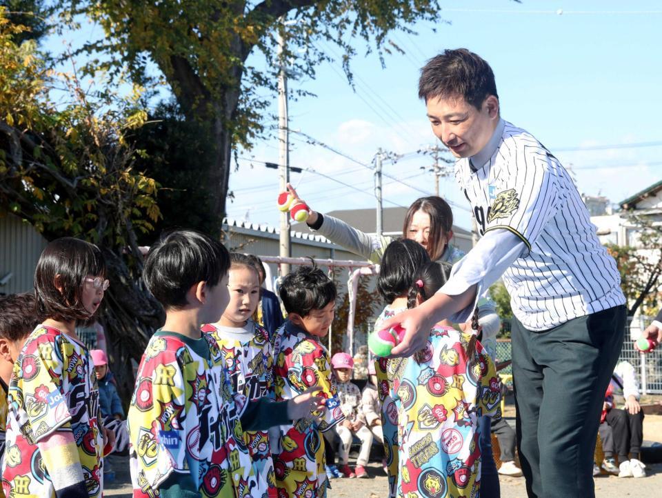 　子どもたちと交流する岩崎（中央）＝撮影・石井剣太郎