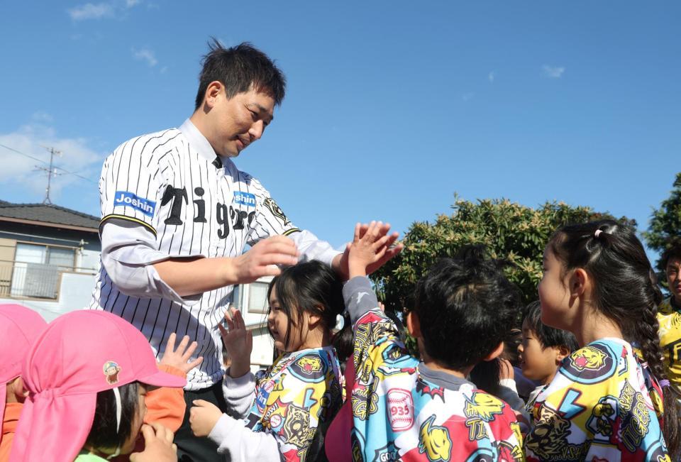 　子どもたちと交流する岩崎（撮影・石井剣太郎）