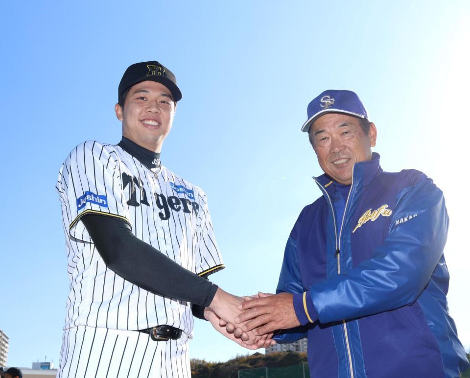 　須磨翔風・中尾修監督と握手を交わす才木（左）＝撮影・北村雅宏