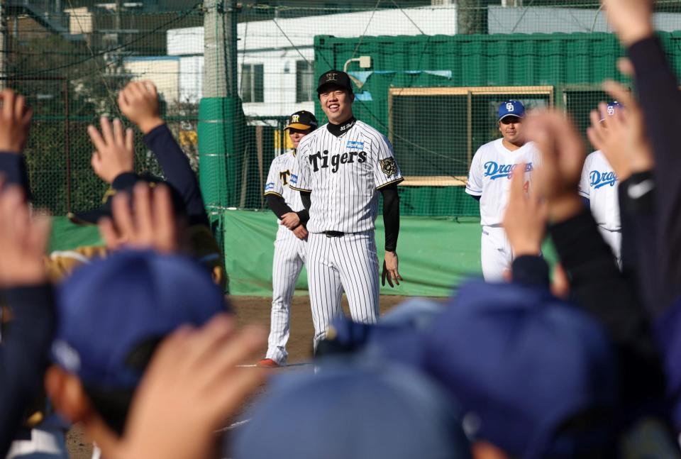 　野球少年たちを前に、訓示を述べる才木（中央）＝撮影・北村雅宏