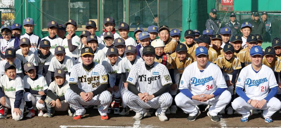 　野球少年たちと写真に納まる（前列左から）三菱重工Ｗｅｓｔ・北條、才木、福、金丸（撮影・北村雅宏）