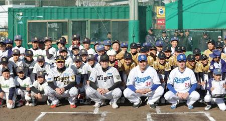 　野球少年少女たちと写真に納まる（前列左から）三菱重工Ｗｅｓｔ・北條、才木、福、金丸（撮影・北村雅宏）