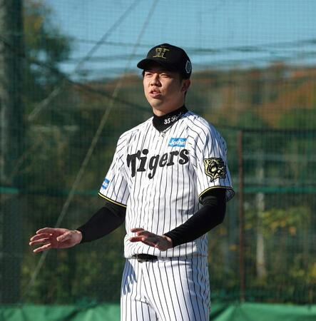 野球少年たちを前に訓示を述べる阪神・才木浩人＝神戸市立須磨翔風高等学校（撮影・北村雅宏）