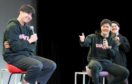 　トークショーで盛り上がる才木（左）と佐藤輝（撮影・山口登）