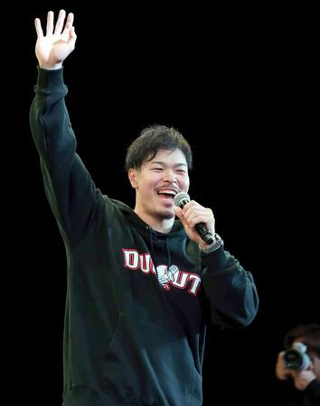 　トークショーで盛り上がる佐藤輝（撮影・山口登）