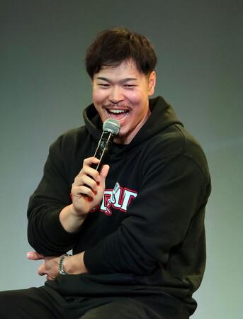 　トークショーで笑顔を見せる佐藤輝（撮影・山口登）