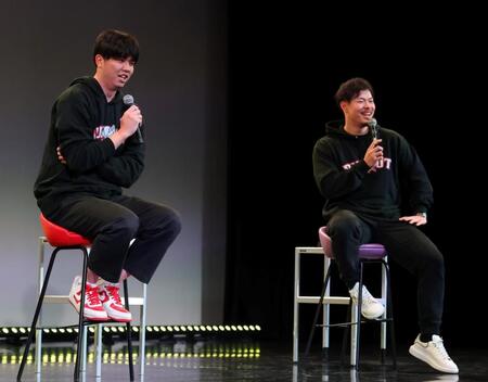 　トークショーを盛り上げる才木（左）と佐藤輝（撮影・山口登）