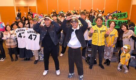 　トークショ-でファンと記念写真に納まる（右から）熊谷と桐敷（撮影・飯室逸平）