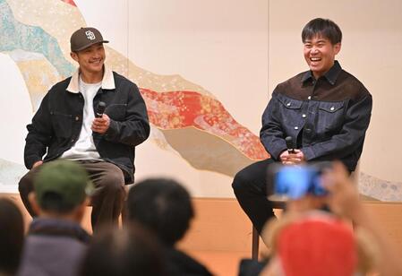 　笑顔でトークショ-を盛り上げる（左から）熊谷と桐敷（撮影・飯室逸平）