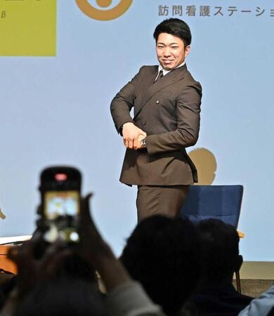 　トークショーでもボディビルポーズを披露（撮影・西田忠信）