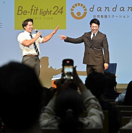 　トークショーでデイリースポーツ・北村孝紀記者（左）と会場を盛り上げる石井（撮影・西田忠信）