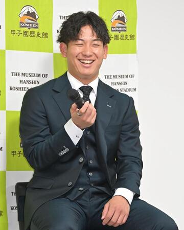 　笑顔でトークショーを盛り上げる伊原（撮影・飯室逸平）