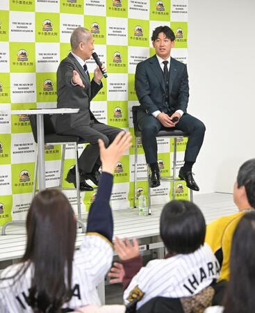 　トークショーでファンと交流する伊原（右奥）＝撮影・飯室逸平