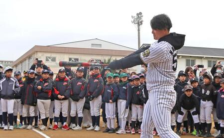 　野球教室でスイングする前川（撮影・北村雅宏）