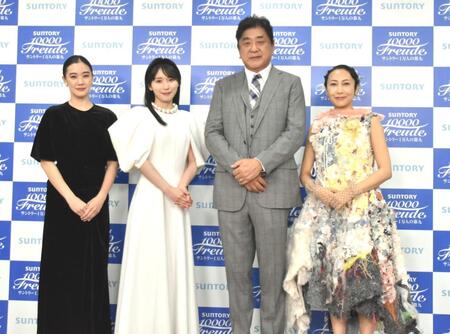 　公演を終え取材に応じた（左から）蒼井優、松岡茉優、佐渡裕氏、一青窈