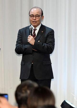 　早大時代の思い出を語る岡田彰布球団オーナー付顧問（撮影・佐藤厚）