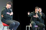 　トークショーで盛り上がる才木（左）と佐藤輝（撮影・山口登）