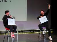 トークショーで盛り上がる阪神・才木浩人（左）と阪神・佐藤輝明＝ＹＥＳ　ＴＨＥＡＴＥＲ（撮影・山口登）