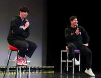 　トークショーを盛り上げる才木（左）と佐藤輝（撮影・山口登）