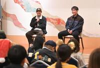 　笑顔でトークショ-を盛り上げる（左から）熊谷と桐敷（撮影・飯室逸平）