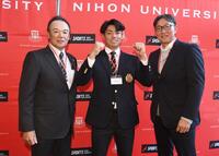 　和田ヘッドコーチ（左）、吉野スカウト（右）に激励される谷端（撮影・園田高夫）