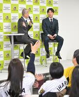 　トークショーでファンと交流する伊原（右奥）＝撮影・飯室逸平