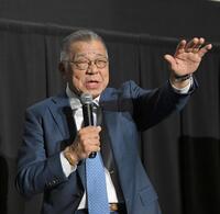 　舞台あいさつで横田さんとの思い出を語る掛布雅之ＯＢ会長（撮影・飯室逸平）