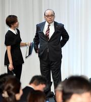 　六大学野球のレジェンドとしてインタビューを受ける岡田彰布球団オーナー付顧問（撮影・佐藤厚）