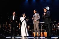 　ステージで談笑する（左から）三ツ廣政輝アナウンサー、松岡茉優、小幡、佐渡裕氏　©ＭＢＳ／サントリー１万人の第九