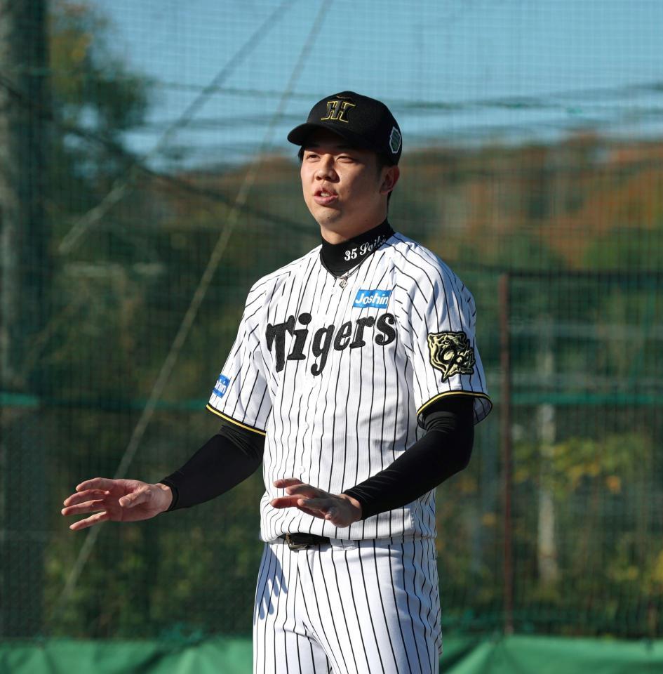 野球少年たちを前に訓示を述べる阪神・才木浩人＝神戸市立須磨翔風高等学校（撮影・北村雅宏）