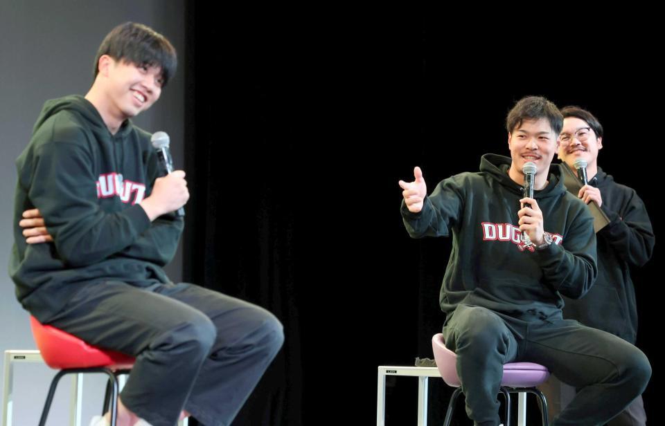 　トークショーで盛り上がる才木（左）と佐藤輝（撮影・山口登）