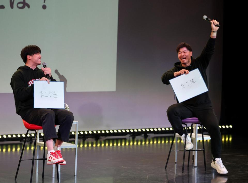 トークショーで盛り上がる阪神・才木浩人（左）と阪神・佐藤輝明＝ＹＥＳ　ＴＨＥＡＴＥＲ（撮影・山口登）