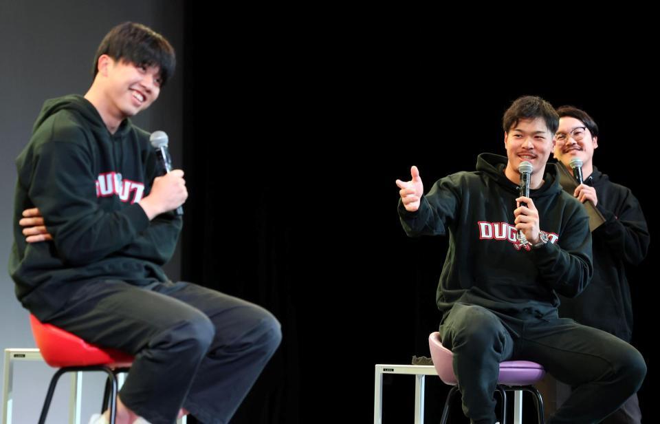 　トークショーで盛り上がる才木（左）と佐藤輝（撮影・山口登）