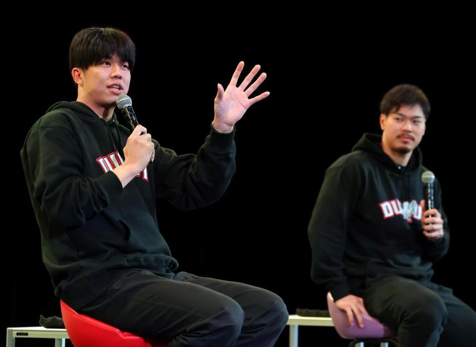 　トークショーを盛り上げる才木（左）と佐藤輝（撮影・山口登）