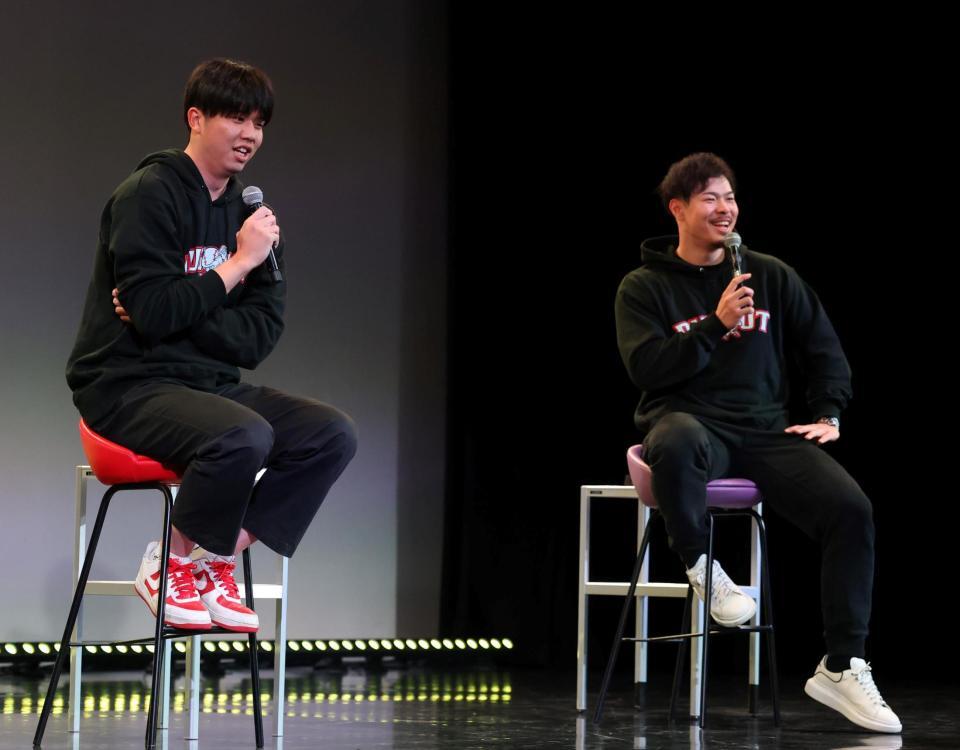 　トークショーを盛り上げる才木（左）と佐藤輝（撮影・山口登）