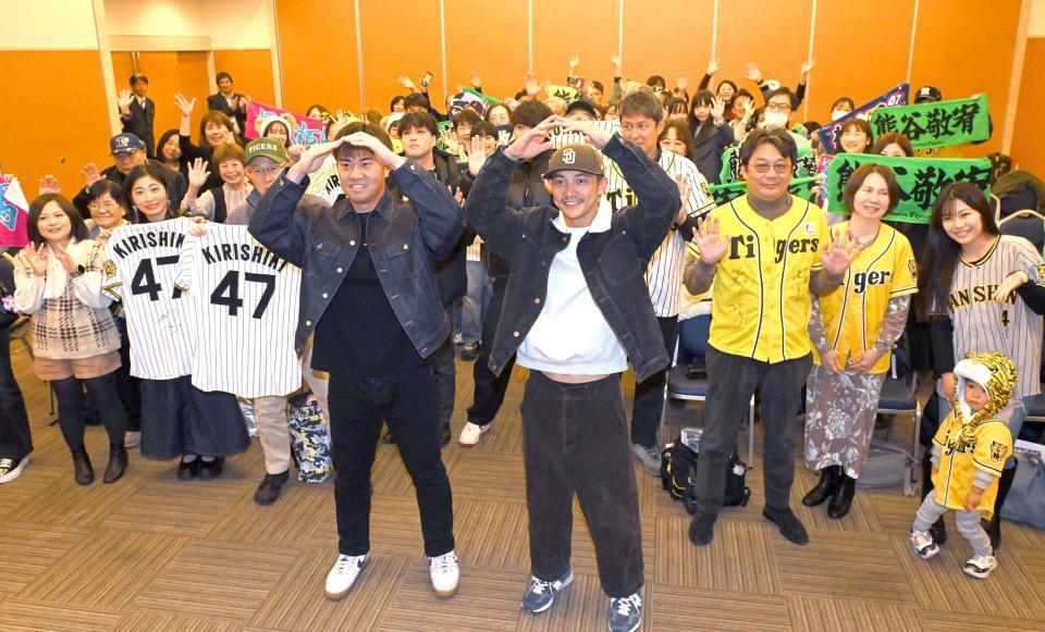 　トークショ-でファンと記念写真に納まる熊谷（右）と桐敷（撮影・飯室逸平）