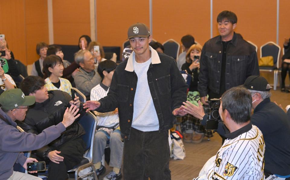 　トークショ-でファンと交流する熊谷（中央）と桐敷（撮影・飯室逸平）