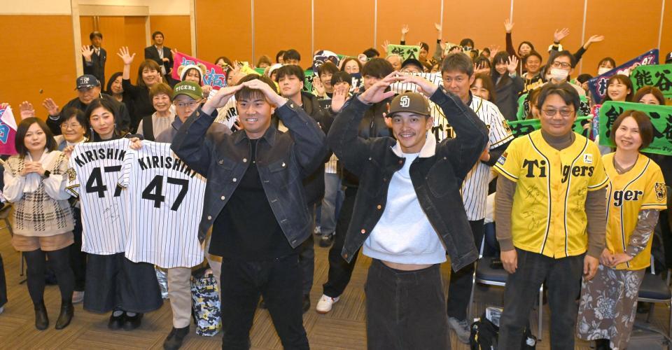 　トークショ-でファンと記念写真に納まる（右から）熊谷と桐敷（撮影・飯室逸平）