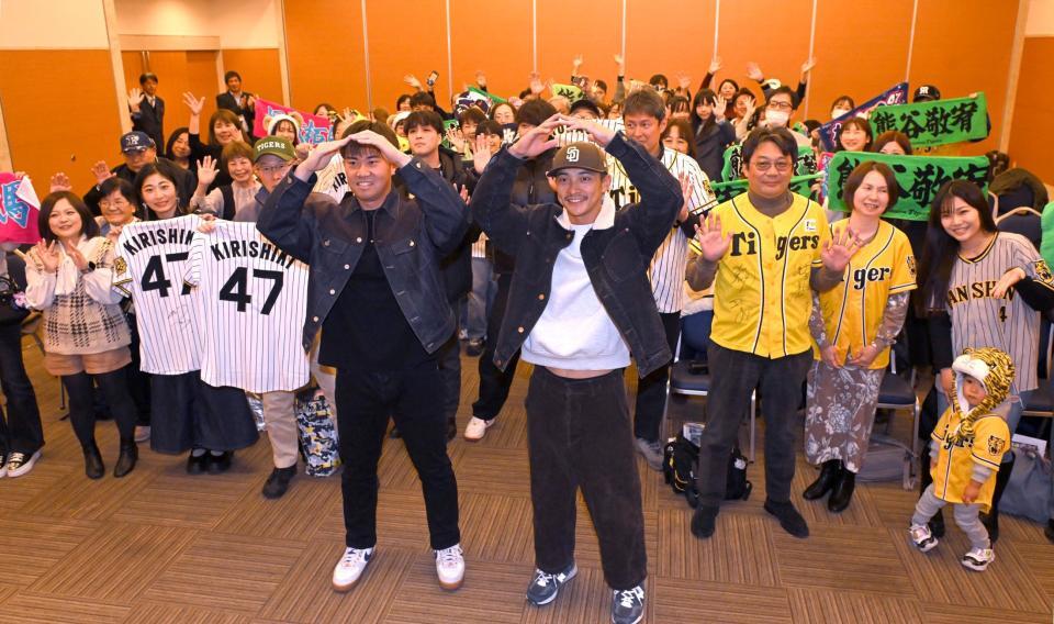 　トークショ-でファンと記念写真に納まる（右から）熊谷と桐敷（撮影・飯室逸平）