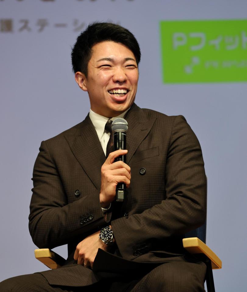 　トークショーで笑顔を見せる石井（撮影・田中太一）