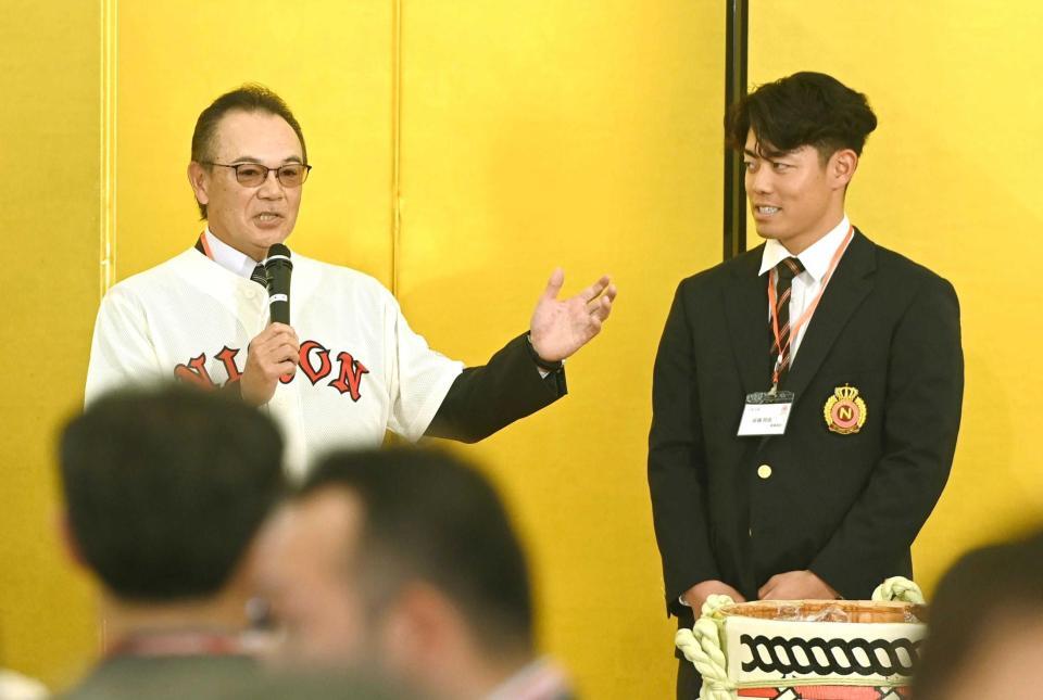 　壇上で谷端（右）を紹介する和田ヘッドコーチ（撮影・園田高夫）