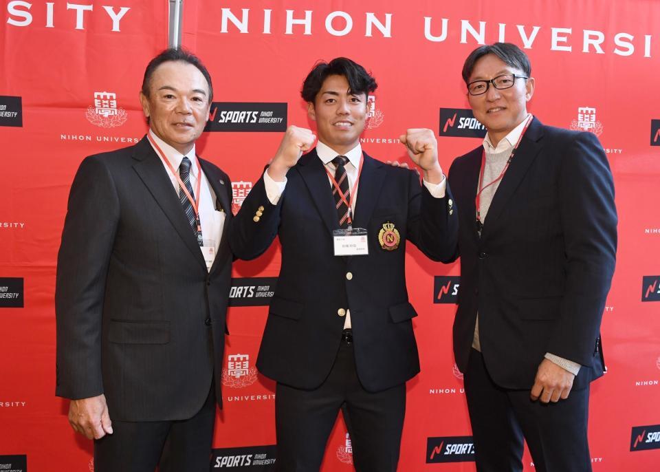 　和田ヘッドコーチ（左）、吉野スカウト（右）に激励される谷端（撮影・園田高夫）