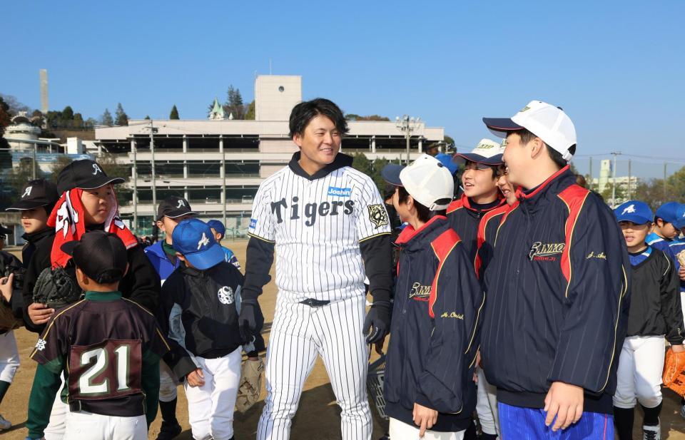 　グラウンドでの野球教室終了後、野球少年たちと話し込む前川（中央）＝撮影・北村雅宏