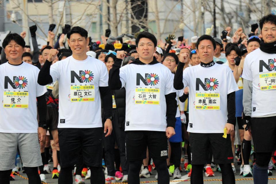 　小野ハーフマラソンに参加した石井（中央